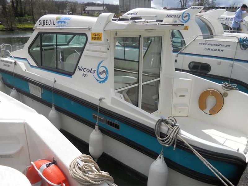Book yachts online - motorboat - Sedan 800 - GUETIN FR - rent