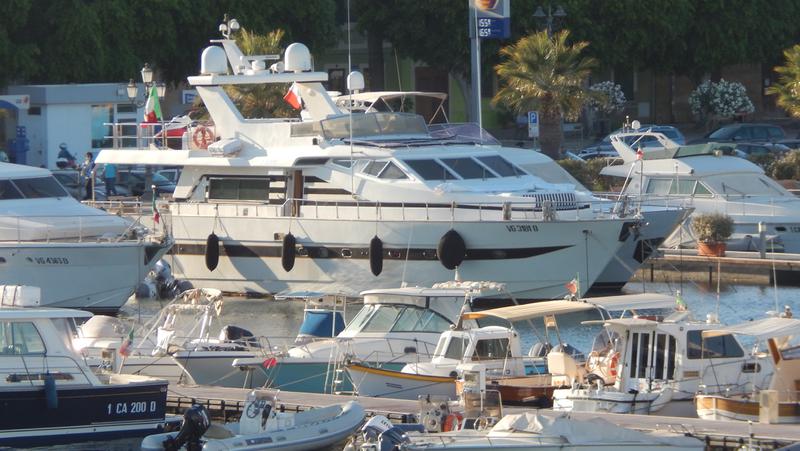 Book yachts online - motorboat - Azimut 76 - Golden Eagle - rent