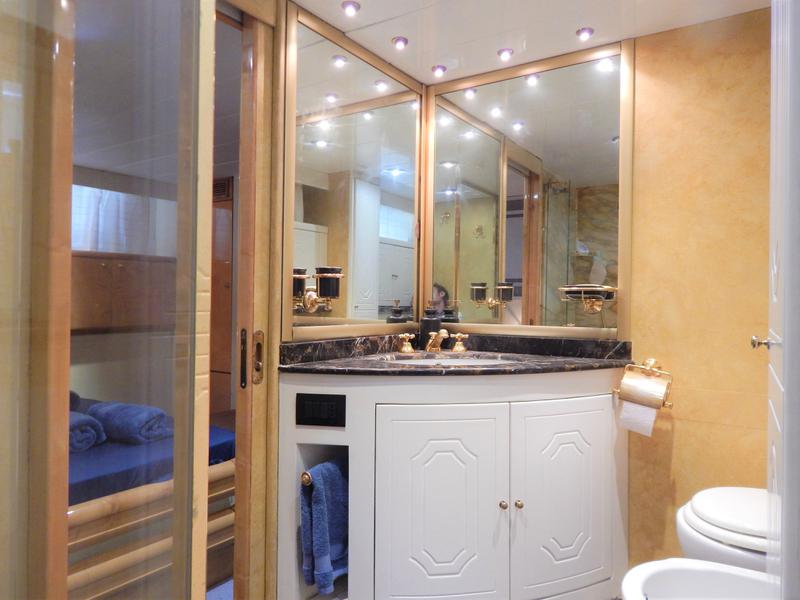 Book yachts online - motorboat - Azimut 76 - Golden Eagle - rent