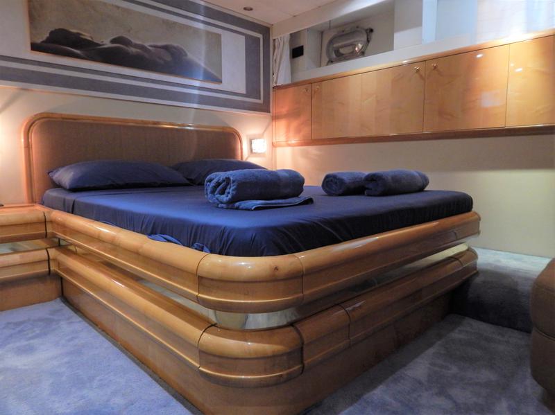 Book yachts online - motorboat - Azimut 76 - Golden Eagle - rent