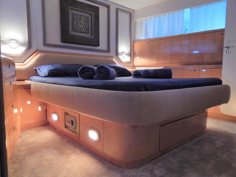 Book yachts online - motorboat - Azimut 76 - Golden Eagle - rent