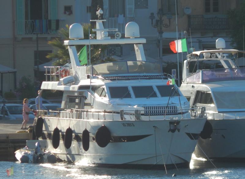 Book yachts online - motorboat - Azimut 76 - Golden Eagle - rent