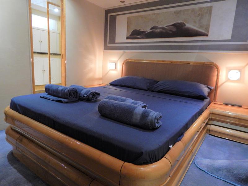 Book yachts online - motorboat - Azimut 76 - Golden Eagle - rent