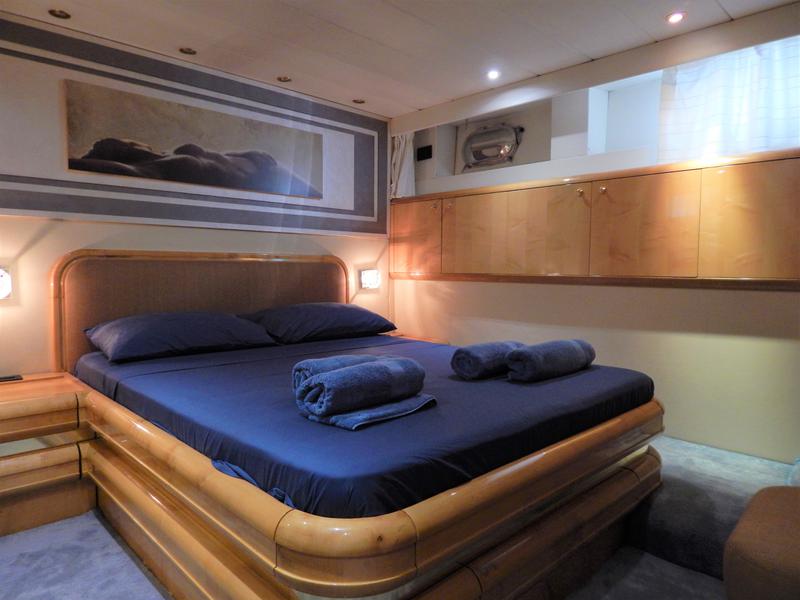 Book yachts online - motorboat - Azimut 76 - Golden Eagle - rent