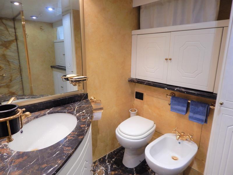 Book yachts online - motorboat - Azimut 76 - Golden Eagle - rent