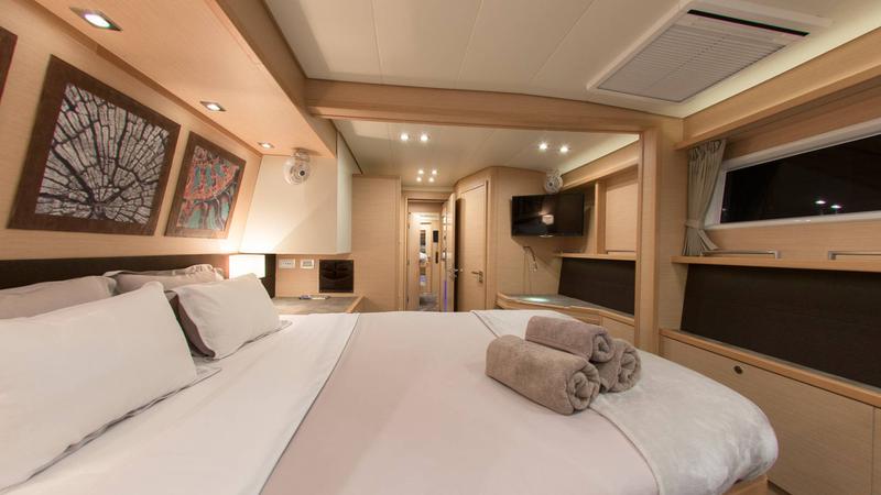 Book yachts online - catamaran - Lagoon 560 S2 - Alyssa - rent