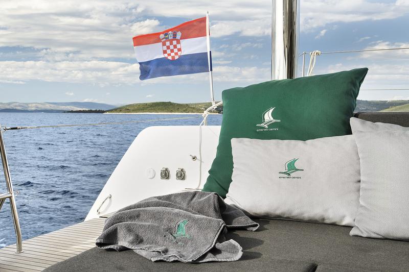 Book yachts online - catamaran - Lagoon 52 F owner version - EMERALD GEMINI - rent