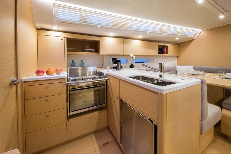 Book yachts online - sailboat - Grand Soleil 43 - Super G - rent