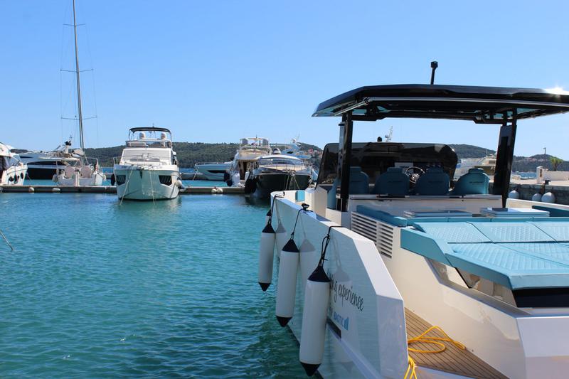 Book yachts online - motorboat - De Antonio D42 Open - ERAGON - rent