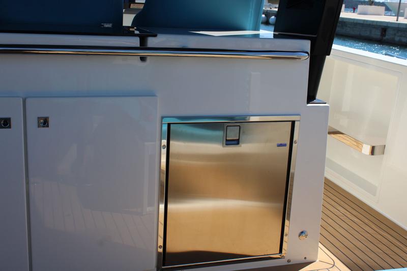 Book yachts online - motorboat - De Antonio D42 Open - ERAGON - rent