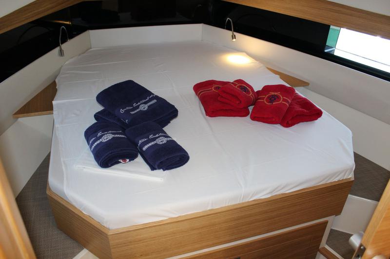 Book yachts online - motorboat - De Antonio D42 Open - ERAGON - rent