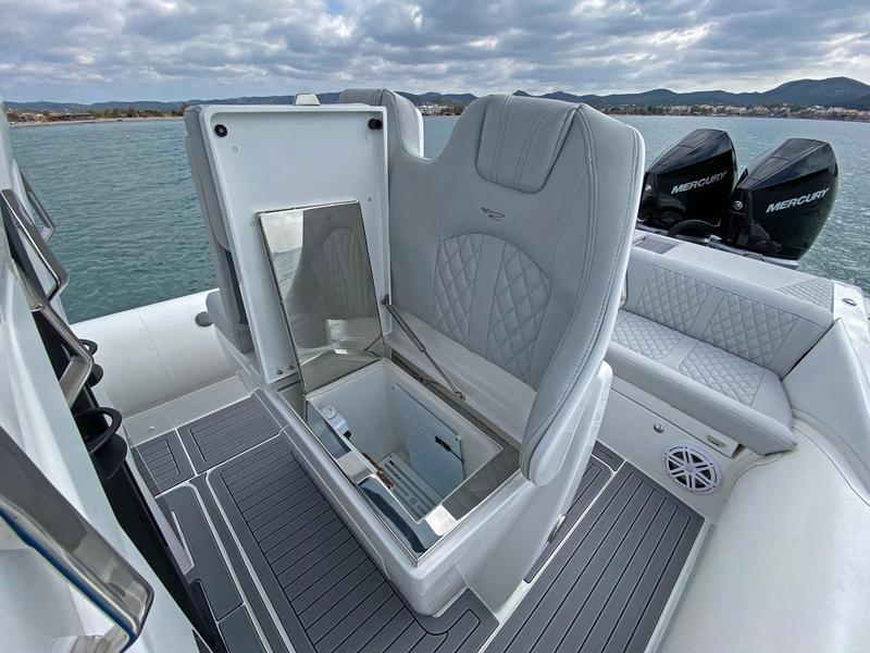 Book yachts online - motorboat - Seafarer 33 - EUA - rent