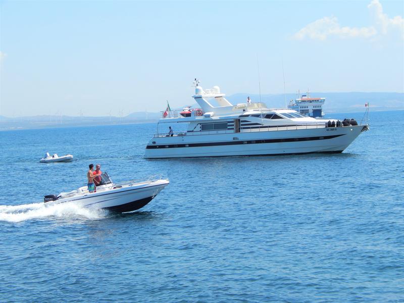 Book yachts online - motorboat - Azimut 76 - Golden Eagle - rent
