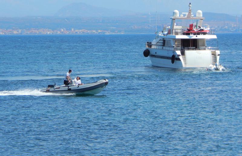 Book yachts online - motorboat - Azimut 76 - Golden Eagle - rent