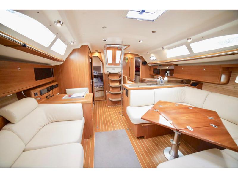 Book yachts online - sailboat - Catalina 45 - Serenity - rent