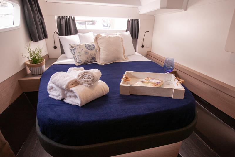 Book yachts online - catamaran - Astréa 42 - Rise - rent