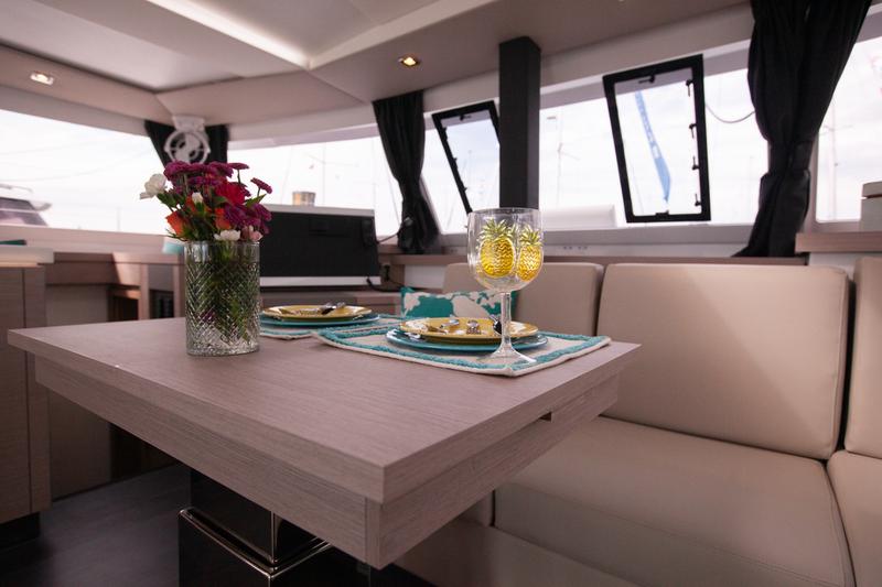 Book yachts online - catamaran - Astréa 42 - Rise - rent