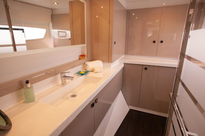Book yachts online - catamaran - Astréa 42 - Rise - rent