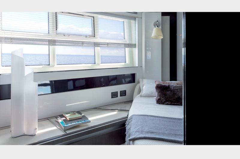 Book yachts online - motorboat - Azimut S7 - ESCAPE - rent