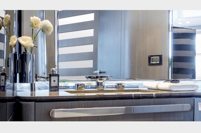 Book yachts online - motorboat - Azimut S7 - ESCAPE - rent