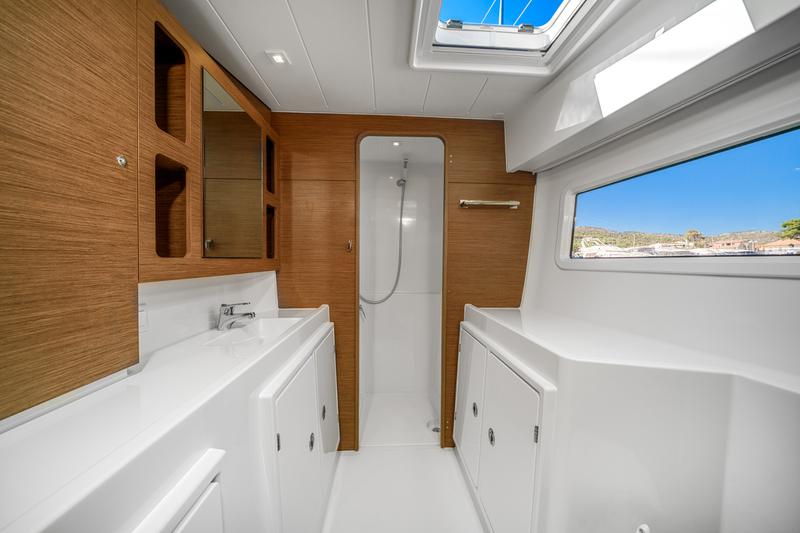 Book yachts online - catamaran - Lagoon 42 - Ocean 77 - rent