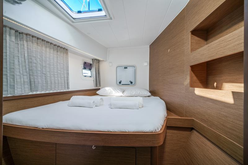 Book yachts online - catamaran - Lagoon 42 - Ocean 77 - rent