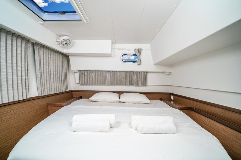 Book yachts online - catamaran - Lagoon 42 - Ocean 77 - rent