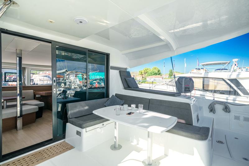 Book yachts online - catamaran - Lagoon 42 - Ocean 77 - rent