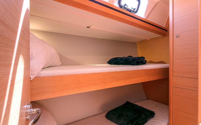 Book yachts online - sailboat - Dufour 520 Grand Large - Zoe - rent