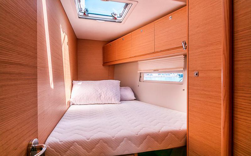 Book yachts online - sailboat - Dufour 520 Grand Large - Zoe - rent