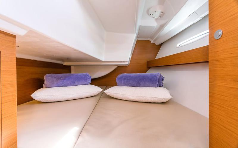 Book yachts online - sailboat - First 35 - Sophie - rent