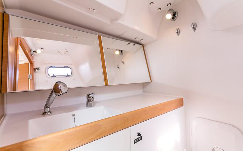 Book yachts online - sailboat - First 35 - Sophie - rent