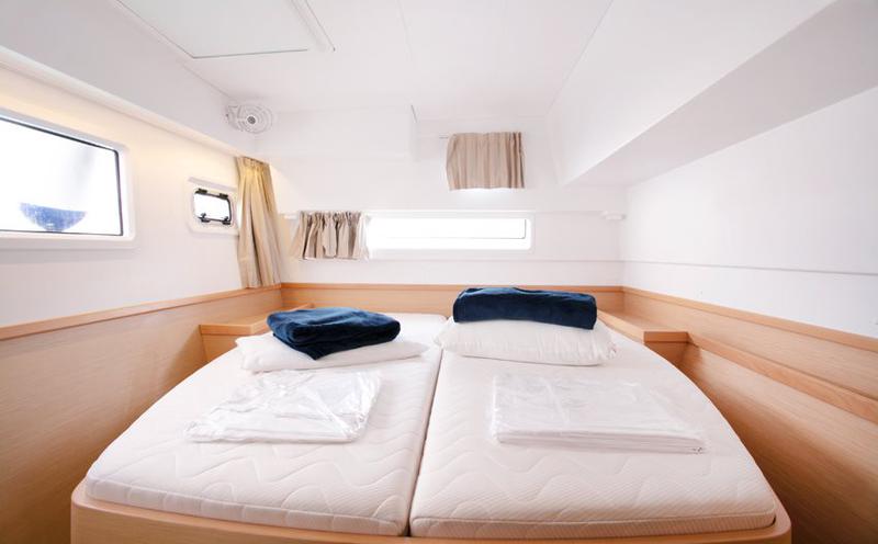 Book yachts online - catamaran - Lagoon 42 - Happy Lagoon - rent