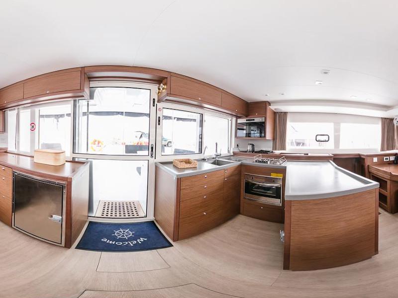 Book yachts online - catamaran - Lagoon 450 Flybridge - Magic Lagoon - rent