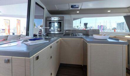 Book yachts online - catamaran - Astréa 42 - Arisa - rent