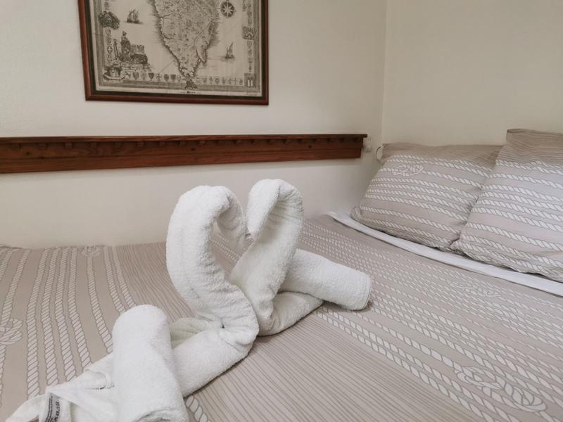 Book yachts online - motorboat - Fleur de Lys - Cadabra - rent