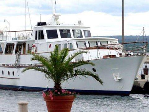 Book yachts online - motorboat - Fleur de Lys - Cadabra - rent