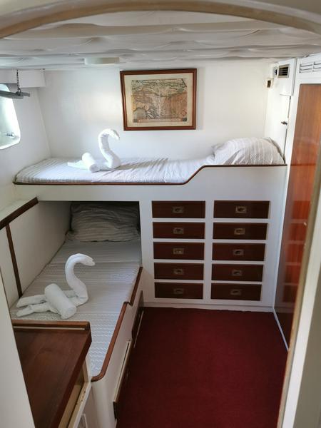 Book yachts online - motorboat - Fleur de Lys - Cadabra - rent