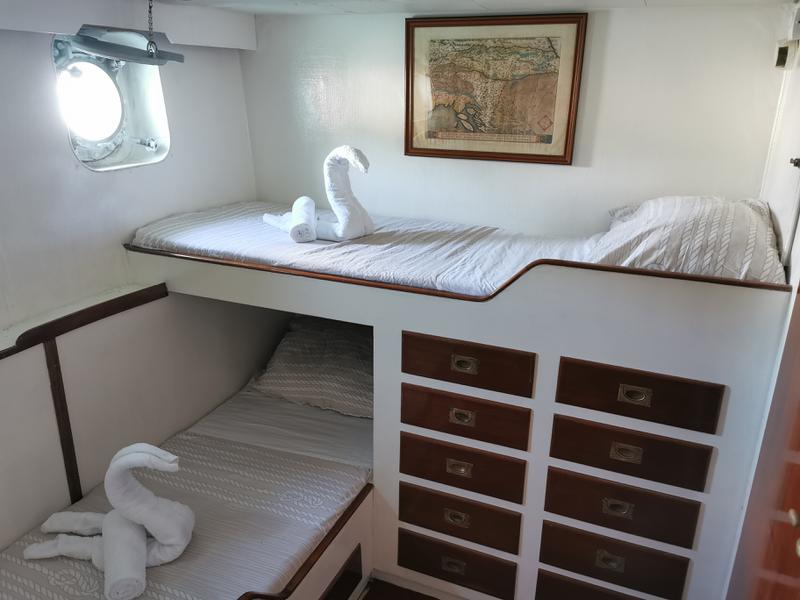 Book yachts online - motorboat - Fleur de Lys - Cadabra - rent