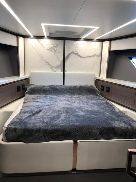 Book yachts online - motorboat - Explorer 62 Fly - Blue Moon - rent