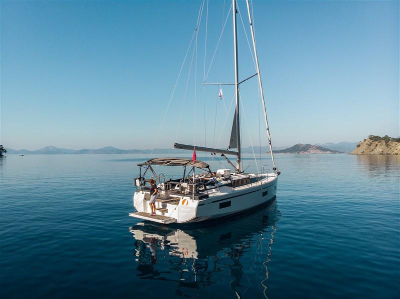 Book yachts online - sailboat - Bavaria C42 - ARUNA - rent