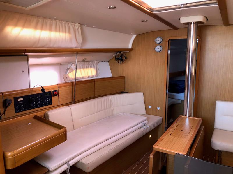 Book yachts online - sailboat - Sun Odyssey 42 i Performance - Waterproof - rent