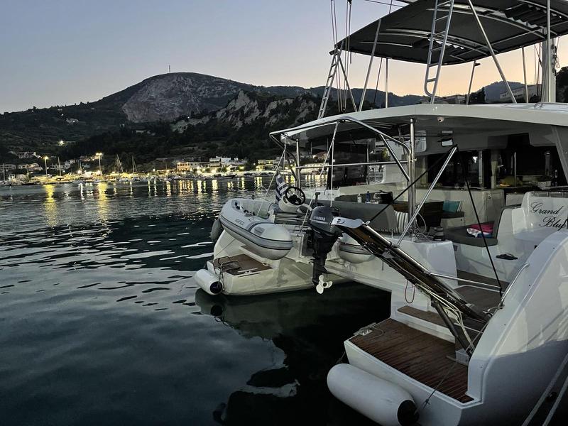 Book yachts online - catamaran - Lagoon 46 - Grand Blue - rent