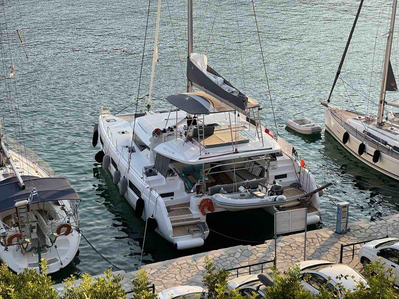 Book yachts online - catamaran - Lagoon 46 - Grand Blue - rent