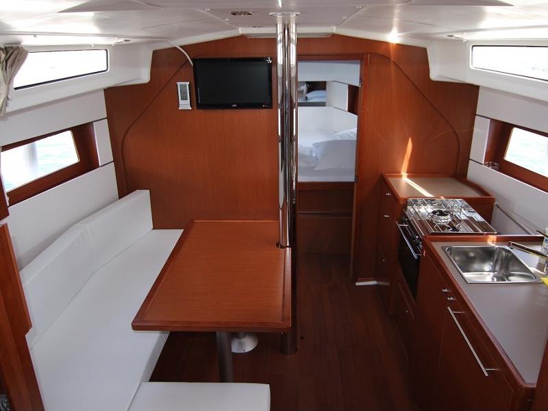 Book yachts online - sailboat - Oceanis 38.1 - Sail Lyra - rent