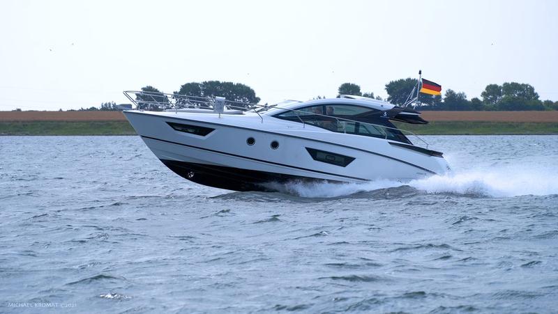 Book yachts online - motorboat - Beneteau GT 40 - Midnight - rent