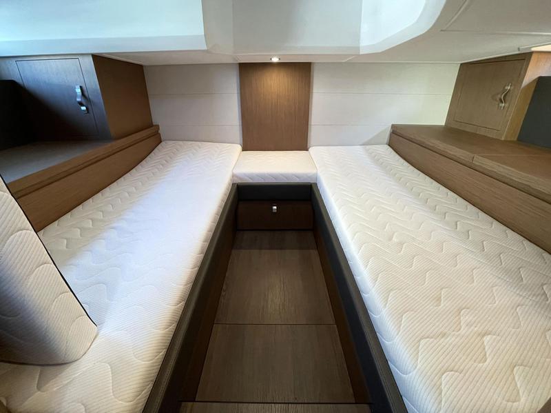 Book yachts online - motorboat - Beneteau GT 40 - Midnight - rent