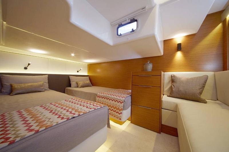 Book yachts online - motorboat - Bavaria S40 Coupe - Arcadia - rent