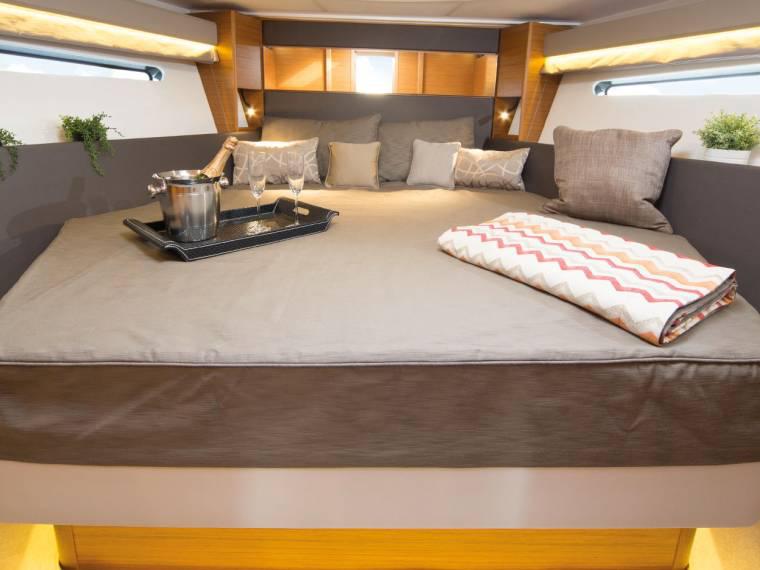 Book yachts online - motorboat - Bavaria S40 Coupe - Arcadia - rent