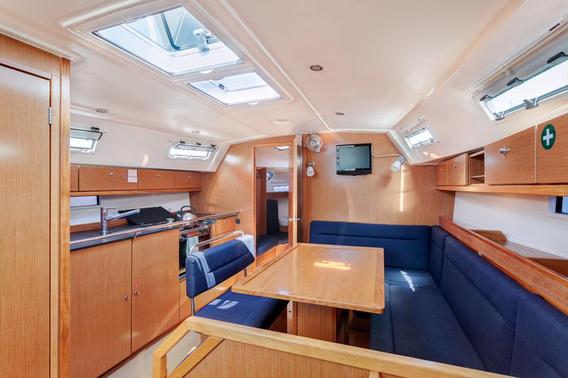 Book yachts online - sailboat - Bavaria 40 Cruiser - Vasiliki - rent